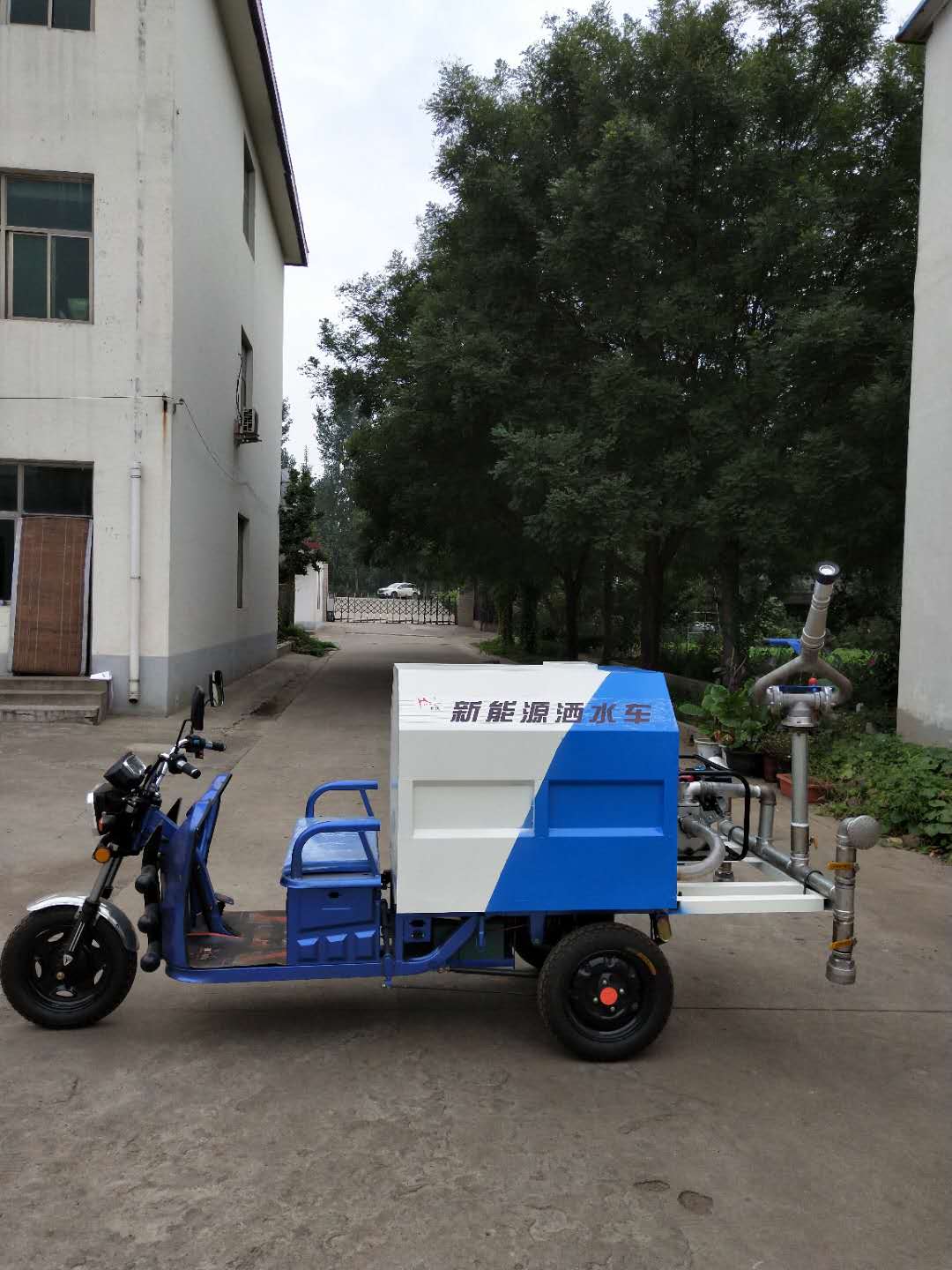 灑水、高炮兩用電動(dòng)三輪車